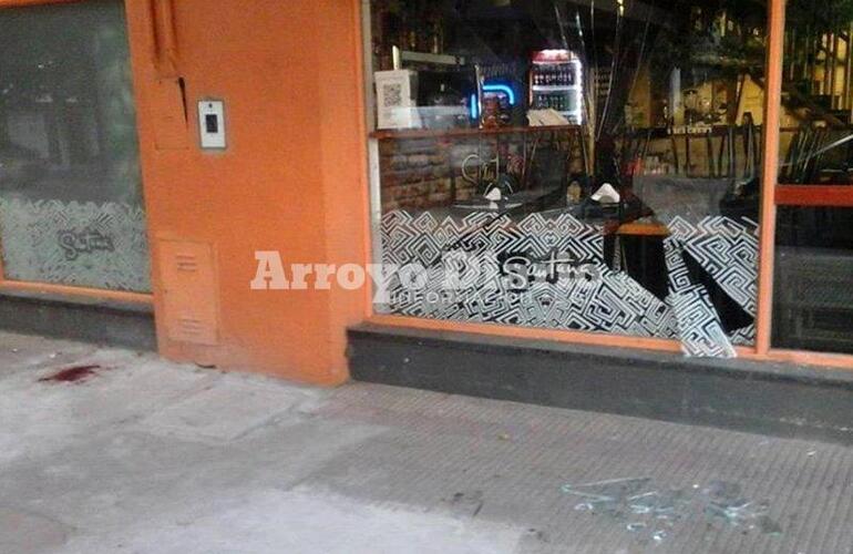 Imagen de Otra vez: Tras gresca callejera le rompieron los cristales a Santana