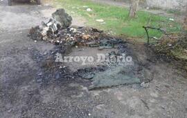 No quedó nada. Los vestigios del contenedor que incendiaron este sábado a la madrugada.