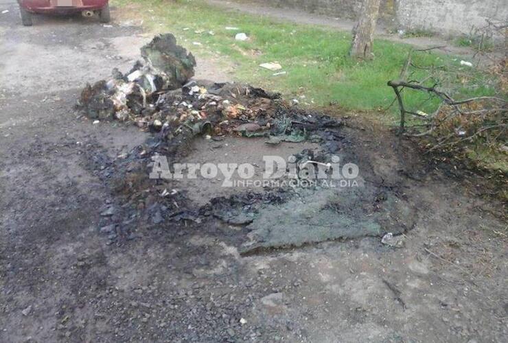 No quedó nada. Los vestigios del contenedor que incendiaron este sábado a la madrugada.