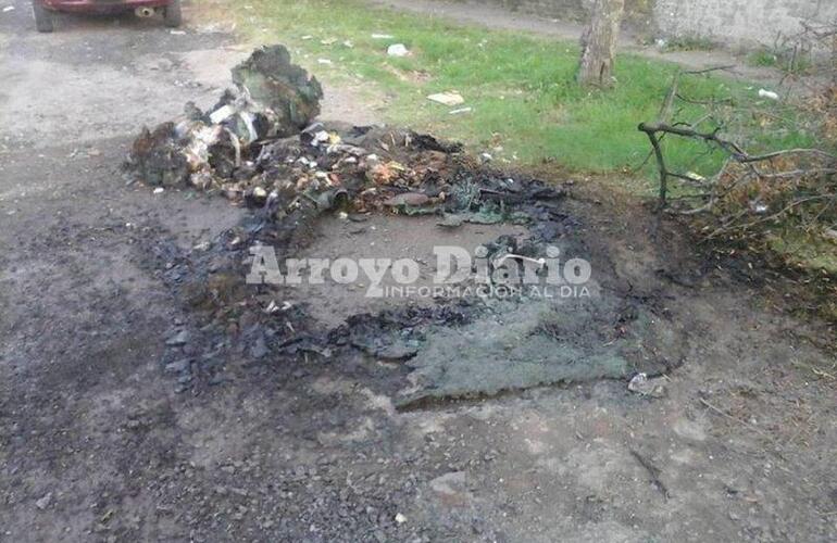 No qued&oacute; nada. Los vestigios del contenedor que incendiaron este s&aacute;bado a la madrugada.
