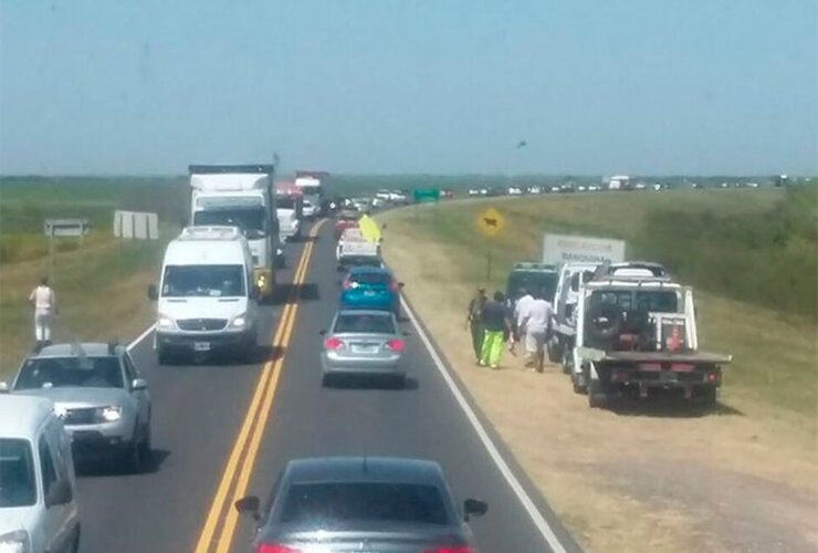 Imagen de Choque y vuelco en el puente Rosario-Victoria