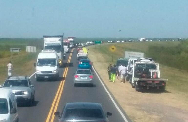 Imagen de Choque y vuelco en el puente Rosario-Victoria