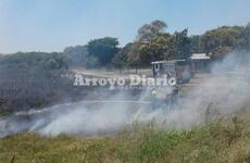 A la vera de la ruta. Bomberos trabajando esta mañana sobre Ruta 21 en jurisdicción de General Lagos. Foto: Gentileza Nicolás Trabaina