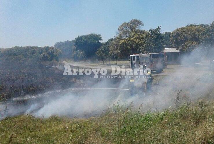 A la vera de la ruta. Bomberos trabajando esta mañana sobre Ruta 21 en jurisdicción de General Lagos. Foto: Gentileza Nicolás Trabaina