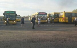 Piquete en los galpones de Rosario Bus. Foto: @De12a14