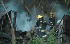 Los Bomberos Voluntarios combatieron las llamas pero el fuego destruy&oacute; la casa. Foto: Diario El Sur