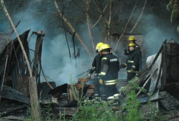 Los Bomberos Voluntarios combatieron las llamas pero el fuego destruyó la casa. Foto: Diario El Sur