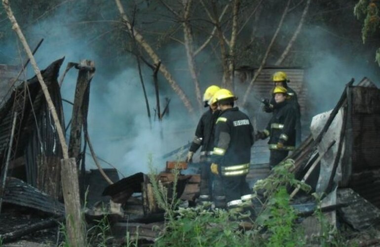 Los Bomberos Voluntarios combatieron las llamas pero el fuego destruyó la casa. Foto: Diario El Sur