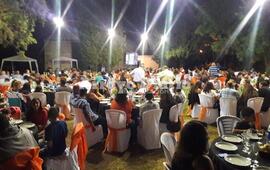 El foco de la cámara lo delató. El hombre quedó registrado anoche en una de las tantas fotos que se tomaron durante la gran fiesta municipal.