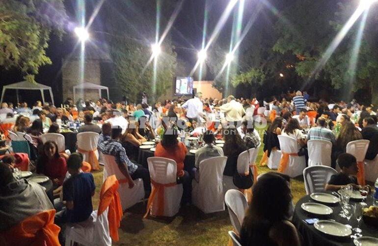 El foco de la cámara lo delató. El hombre quedó registrado anoche en una de las tantas fotos que se tomaron durante la gran fiesta municipal.