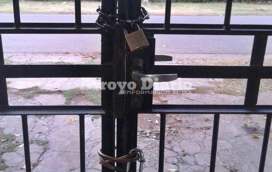 Enrejados y con candados. Así viven algunas familias de calle 1° de Mayo por miedo a los robos.