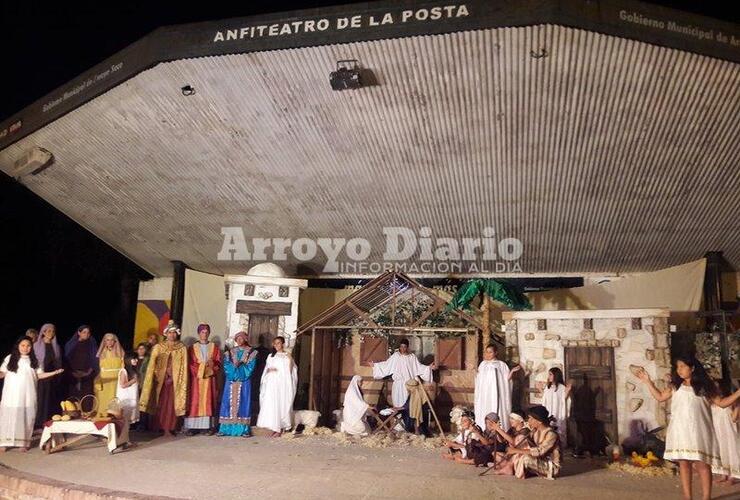 Sobre el escenario. Una de las imágenes que dejó la noche de ayer en el Anfiteatro Municipal.