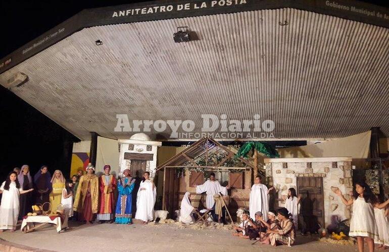 Sobre el escenario. Una de las im&aacute;genes que dej&oacute; la noche de ayer en el Anfiteatro Municipal.