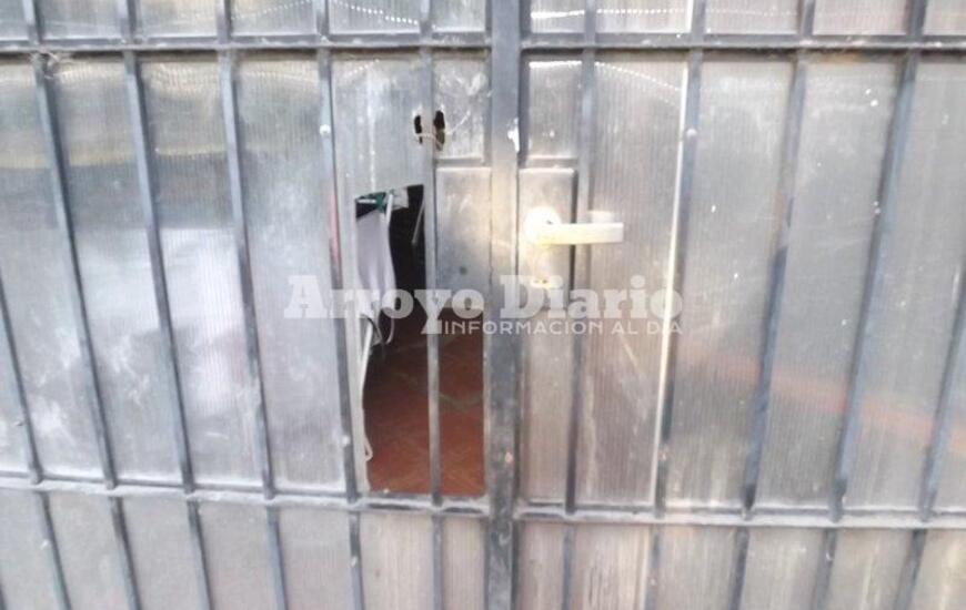 As&iacute; la dejaron. Los ladrones violentaron puertas para ingresar al interior del inmueble y como si esto fuera poco tambi&eacute;n le pegaron a la mascota de la familia.