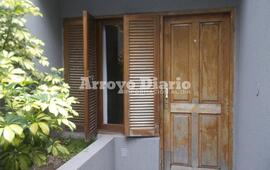 Por la ventana. Los malvivientes aprovecharon que la ventana estaba abierta y por allí ingresaron.