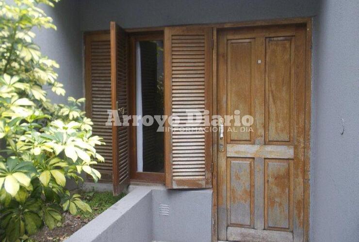 Por la ventana. Los malvivientes aprovecharon que la ventana estaba abierta y por allí ingresaron.