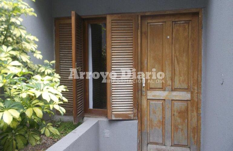 Por la ventana. Los malvivientes aprovecharon que la ventana estaba abierta y por allí ingresaron.