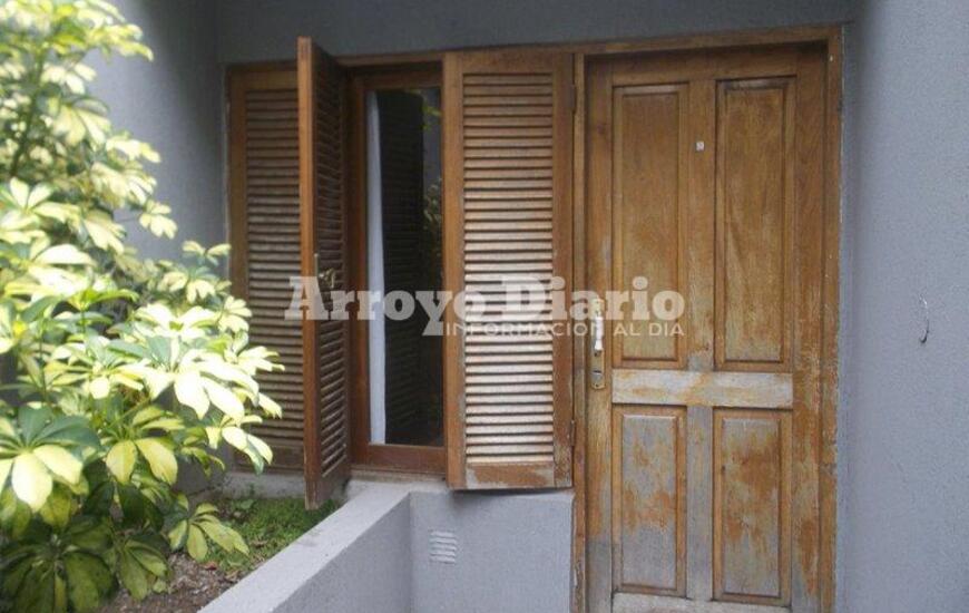 Por la ventana. Los malvivientes aprovecharon que la ventana estaba abierta y por allí ingresaron.