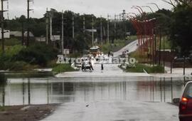 Anegado. El cruce a la altura de Ruta 21 está completamente desbordado.