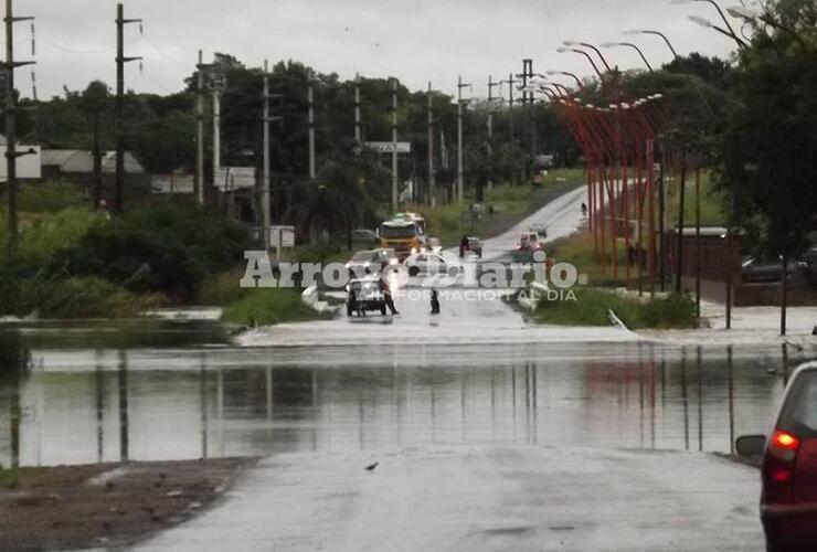 Anegado. El cruce a la altura de Ruta 21 está completamente desbordado.