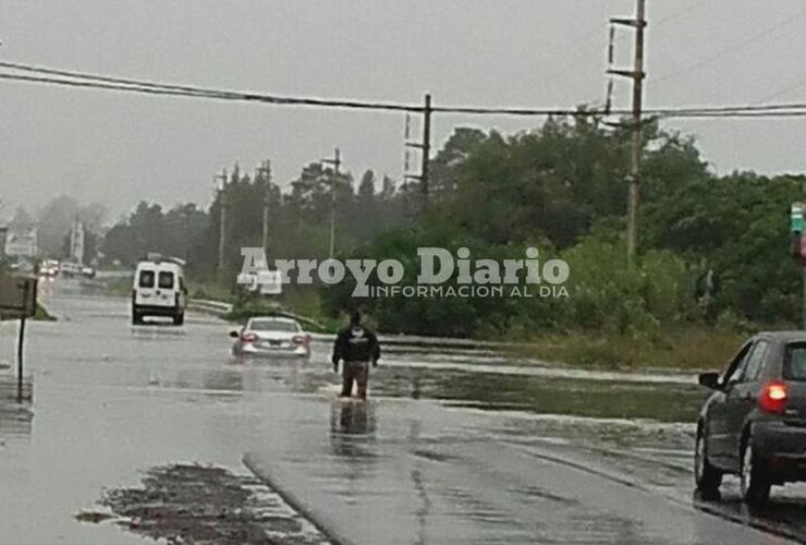 Ruta 21 cortada por desborde del Arroyo Seco. Pese a que aconsejan no cruzar, algunos conductores no respetan las recomendaciones.