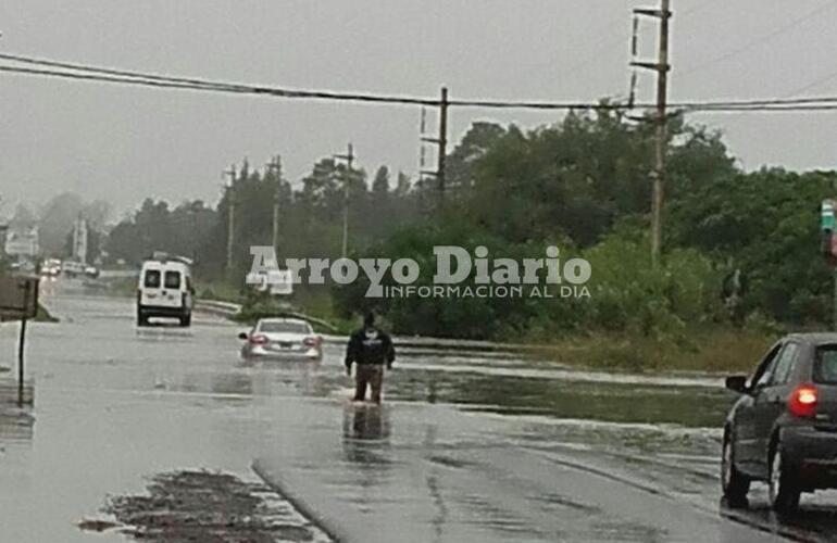 Ruta 21 cortada por desborde del Arroyo Seco. Pese a que aconsejan no cruzar, algunos conductores no respetan las recomendaciones.