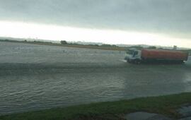 Desde las 3 cortada la autopista Buenos Aires-Rosario por desborde. Foto: @Nahuel_Pacheco