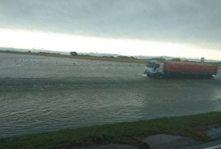 Desde las 3 cortada la autopista Buenos Aires-Rosario por desborde. Foto: @Nahuel_Pacheco