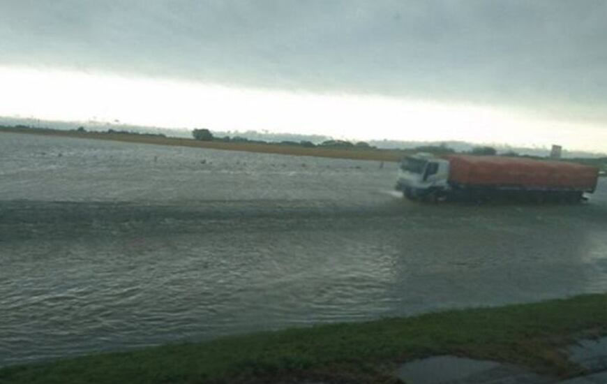Desde las 3 cortada la autopista Buenos Aires-Rosario por desborde. Foto: @Nahuel_Pacheco