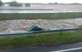 Imagen de Cayó auto a un arroyo en medio del temporal en Ramallo