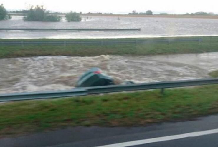 Imagen de Cayó auto a un arroyo en medio del temporal en Ramallo