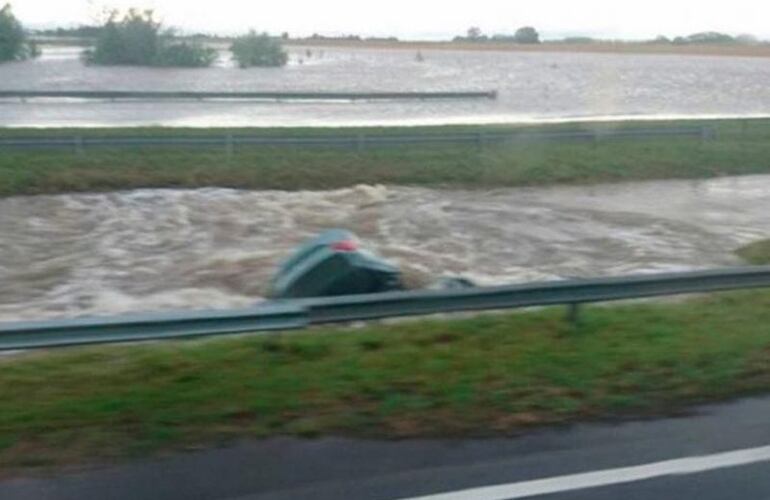 Imagen de Cayó auto a un arroyo en medio del temporal en Ramallo