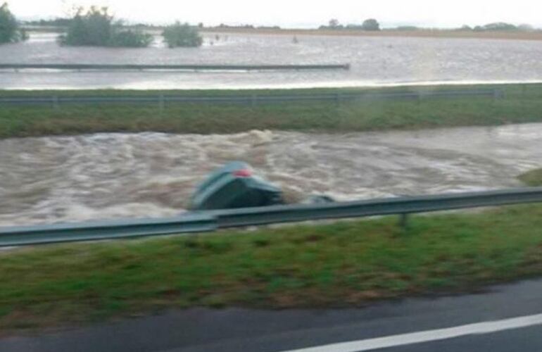 Imagen de Cay&oacute; auto a un arroyo en medio del temporal en Ramallo