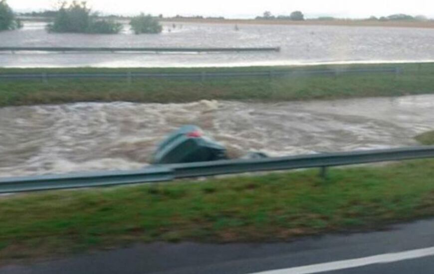 Imagen de Cay&oacute; auto a un arroyo en medio del temporal en Ramallo