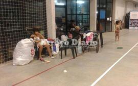 Horas de angustia. Los evacuados esperan a que el agua baje para volver a sus casas.