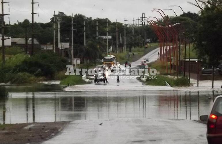 Desbordó. Al desbordar el Arroyo Seco, las autoridades consideraron en su momento que era necesario cerrar el paso vehicular pero ya se levantó el corte.