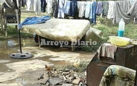 Todo pasado por agua. Ropa y colchones mojados, algo de lo poco que les quedó.