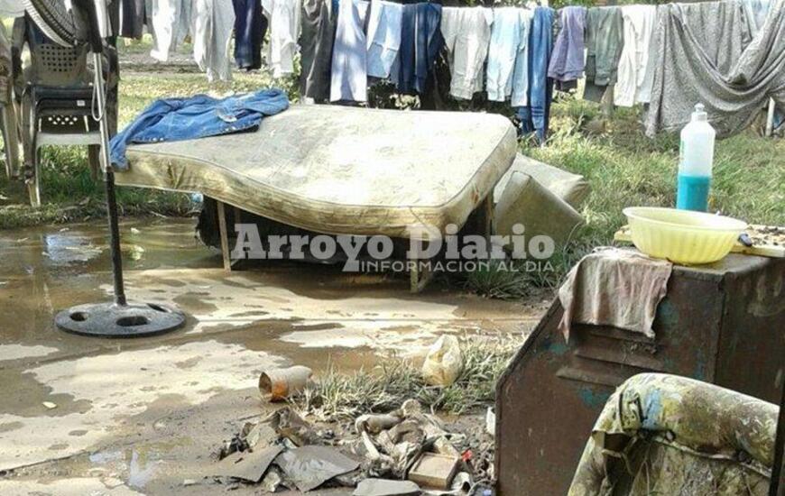 Todo pasado por agua. Ropa y colchones mojados, algo de lo poco que les qued&oacute;.