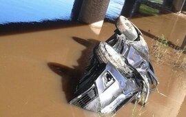 Así quedó uno de los vehículos. El Toyota Corolla cayó por el cantero central al agua. Foto: Infomaciel.com