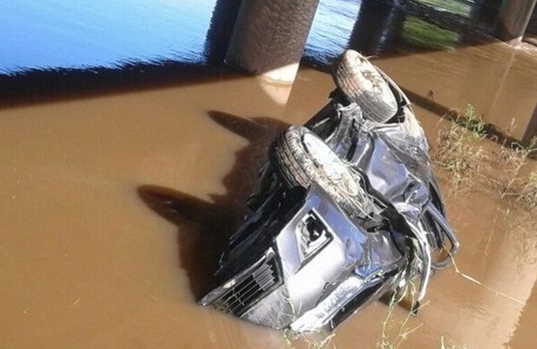 Así quedó uno de los vehículos. El Toyota Corolla cayó por el cantero central al agua. Foto: Infomaciel.com Así quedó uno de los vehículos. El Toyota Corolla cayó por el cantero central al agua. Foto: Infomaciel.com
