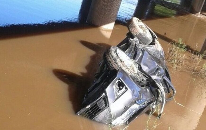 Así quedó uno de los vehículos. El Toyota Corolla cayó por el cantero central al agua. Foto: Infomaciel.com