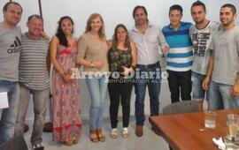 La foto. Las autoridades comunales junto a algunos de los representantes de los medios de comunicación.