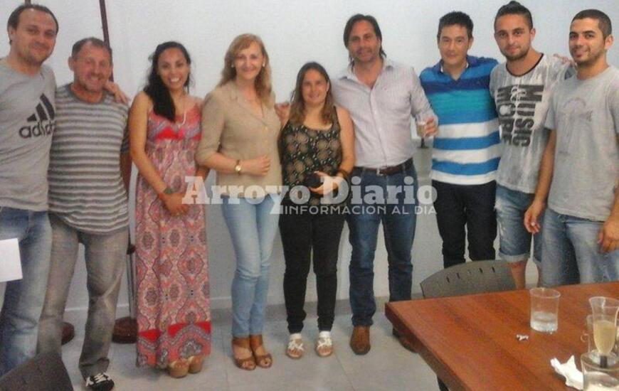 La foto. Las autoridades comunales junto a algunos de los representantes de los medios de comunicación.