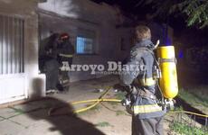 Ventilación. Los bomberos inspeccionaron la vivienda y luego procedieron a extraer el humo de su interior.