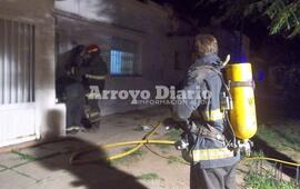 Ventilación. Los bomberos inspeccionaron la vivienda y luego procedieron a extraer el humo de su interior.