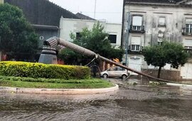 Imagen de El 2017 llegó con fuertes tormentas en Santa Fe y Rafaela y prevén más complicaciones