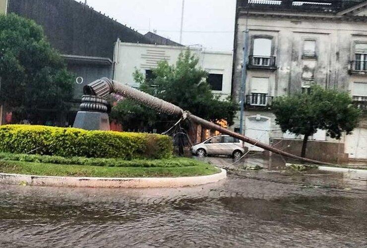 Imagen de El 2017 llegó con fuertes tormentas en Santa Fe y Rafaela y prevén más complicaciones