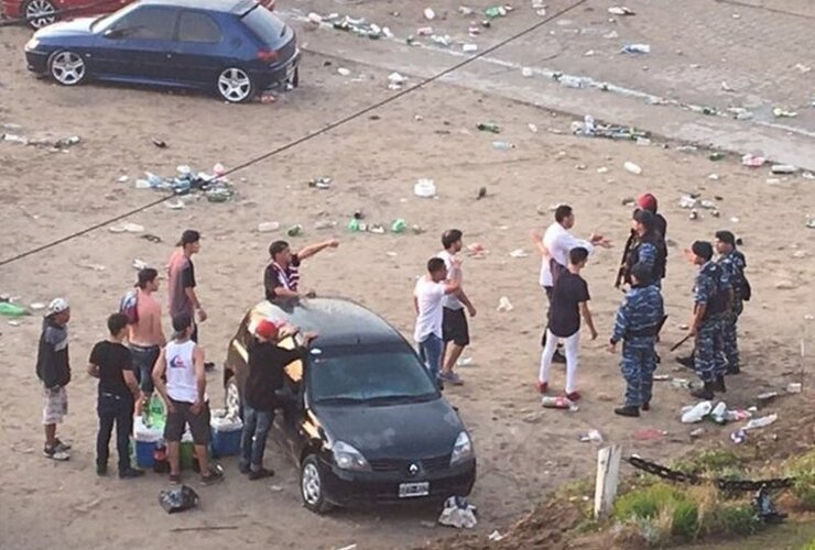 Imagen de Una multitudinaria fiesta playera terminó con balas de goma y botellazos