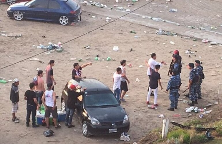 Imagen de Una multitudinaria fiesta playera terminó con balas de goma y botellazos