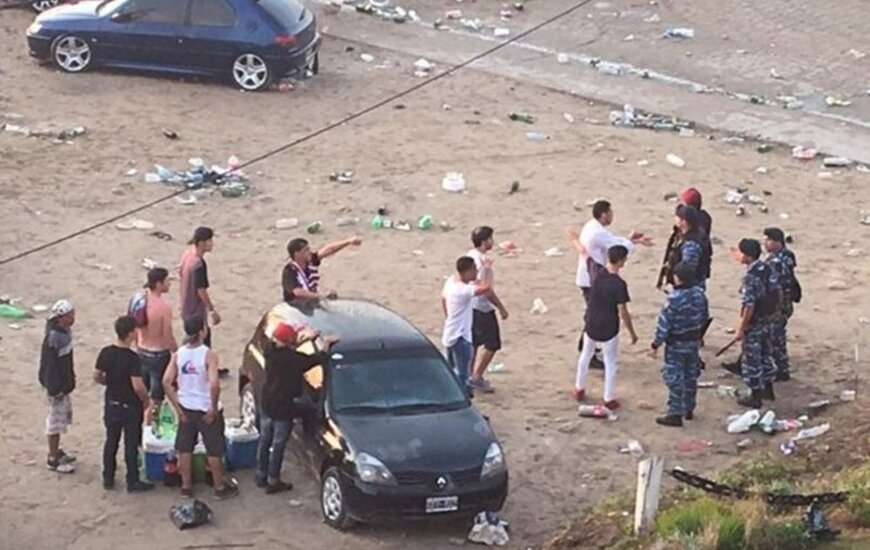 Imagen de Una multitudinaria fiesta playera terminó con balas de goma y botellazos